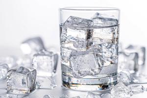喝冰水到底伤不伤胃 真相揭秘