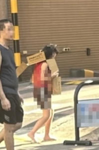 13岁女童被挂小偷纸板游街亲属发声 父亲因违反保护令被捕