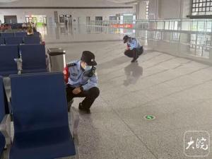 女孩候车室摔跤丢失金手链 民警找回 锦旗致谢暖人心