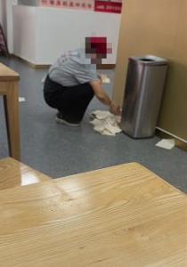饭店员工捡起掉落在地纸巾放回纸盒 卫生问题引关注
