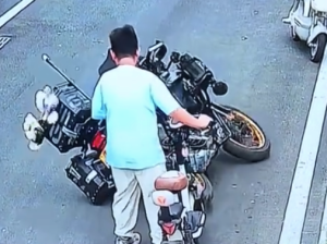 摩托车被碰倒车主看监控后不追责，并夸赞其有担当！