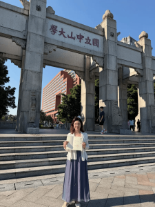 56岁女子刚退休就重返大学读研，瞒着丈夫备考，排队、通勤全都用来复习