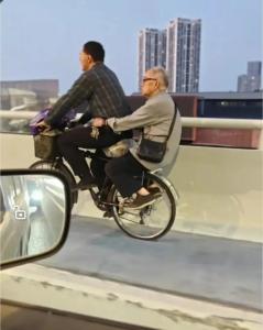 中年男子骑车载白发老人看哭网友 稳稳的幸福