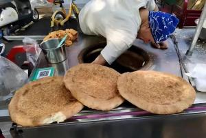 媒体评10元3个的馕走红 坚守初心的温暖故事