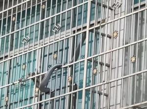 16斤重毒蛇在小区窗外游走 消防紧急处置