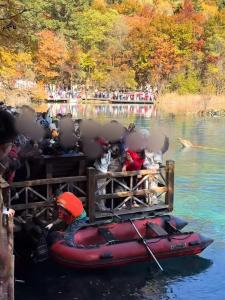 九寨沟景区证实确有游客不慎落水 景区正核实详情