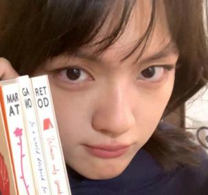 近身强行战斗！22岁女演员遭生分男人扰攘围堵 事件激励网友热议