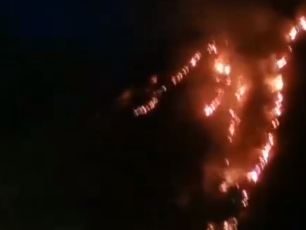 湖南沅陵发生山火 官方：已控制，仍需严防复燃