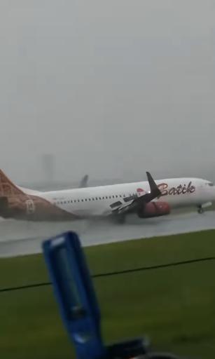 印尼一架波音737客機險墜毀 暴風(fēng)雨中安全降落