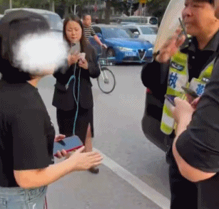 变道被追尾不满交警判罚 女子违规扬言老公是警察