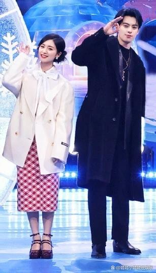 王鹤棣带沈月去了他的中学