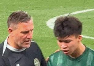 争议？19岁王钰栋提前结束谢场 怒摔水瓶！5场0球后他5次情绪失控 红星失态引热议