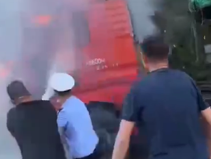 路边货车着火 父子联手拉出厂里消防栓紧急灭火