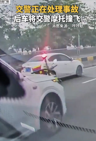 交警正在处理事故摩托被后车撞飞 疲劳驾驶惹祸