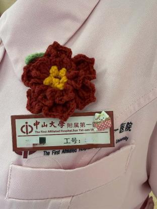 白血病患儿母亲用钩针花致敬医护 心意永不凋谢