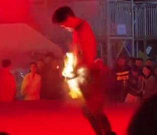 喷火表演时演员裤子着火 游乐园回应 现场已扑灭未受伤