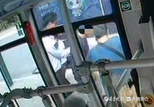 济南公交驾驶员救助晕倒市民