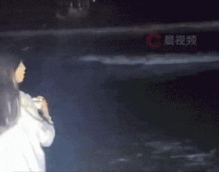 有人拿燈照海面游客誤以為是藍(lán)眼淚 人造美景引發(fā)爭(zhēng)議