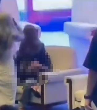 如何看待女子坐到纹身展评委身上 低俗行为引争议