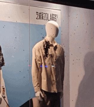 未关窗仅10分钟车内筑起蜂巢 蜜蜂速建巢穴