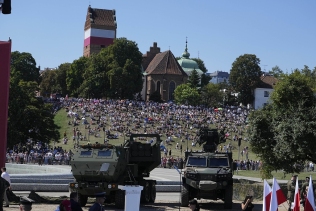 波兰举行“冷战后最大规模阅兵”