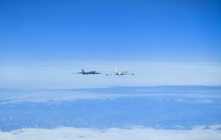 中俄巡航白令海，轰-6首次飞抵阿拉斯加附近