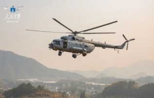 铁翼飞旋，赴汤蹈火！军地联动共守绿水青山