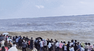 嘉兴海宁盐官观潮景区暂关闭，因钱塘江浪潮太大，护栏被冲塌，多名游客被冲倒