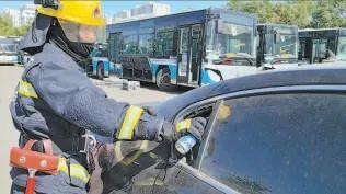 北京：降溫噴霧,，炸飛擋風(fēng)玻璃,！高溫下，“瓶瓶罐罐”別放車內(nèi),！車內(nèi)高溫隱患多