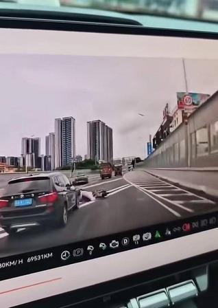 一家三口骑车上高架发生车祸 违规行驶酿悲剧