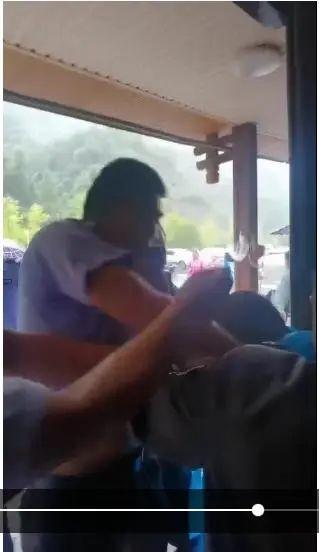张家界通报游客称被穿制服人员打伤：事发现场无公安民警和辅警