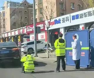 警方通报骑车遭开门杀被碾压 事故致一死一伤