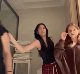 张庭女儿与同学跳舞很有感觉 身材也是相当火辣的不受父母传销影响