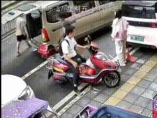 貴陽(yáng)有人高空拋兩把菜刀險(xiǎn)砸路人