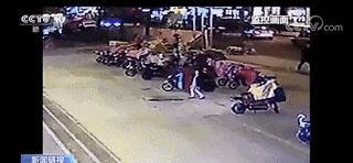 12岁男孩掉进小区窨井遇难 安全隐患引发关注