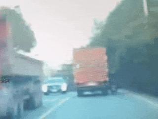 湖南一男子被挂货车底盘拖行