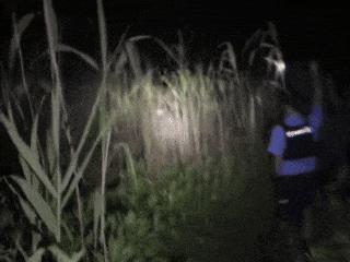 夫妻赶海妻子失联 民警在涨潮前找到 夜幕下紧急救援