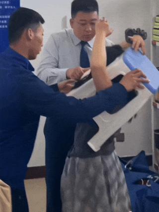 女子玩“塑料凳挑戰(zhàn)”被困 閨蜜不信邪也試雙雙求助消防