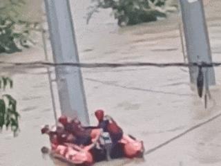 浙江湖州夫妻洪水中抱塔获救 生死瞬间消防员英勇救援