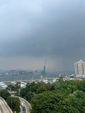 香港维多利亚湾现巨大水龙卷 罕见奇观引市民围观