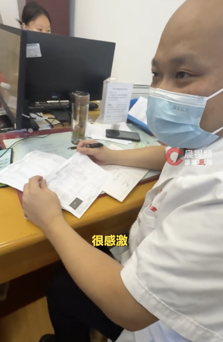 男子患重病 医生帮其卖羊还充医药费！