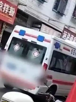 救护车亮警灯进店吃粉？当地回应