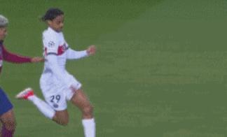 巴萨惨败揪出罪人：欧冠3年 2红牌 2次犯大错！导致3次崩盘 阿劳霍成关键失误者