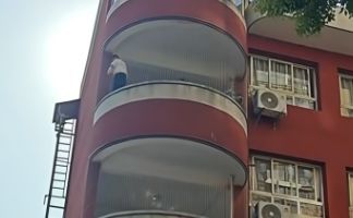 教育局回应小学生倚靠隐形护栏玩耍 将加强巡查确保安全