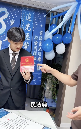 爸妈给儿子过十八岁生日礼看哭网友 几句话浓缩十八年情感