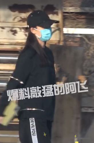 张小斐开豪车独自喝咖啡 爆红后被曝住千万豪宅