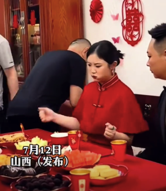 新娘吃到喜歡的食物開心到跳舞 一旁的新郎一臉懵