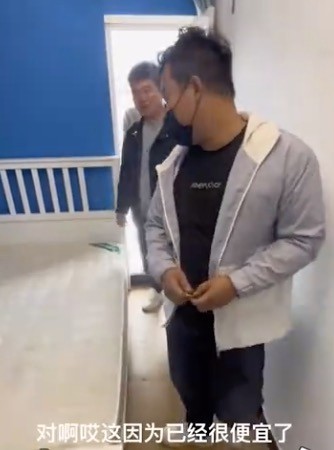 仨小伙为省钱租1间房：不同时间睡