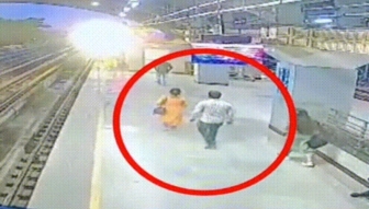 印度男子抱妻子跳进铁轨：妻子拼命挣扎但未成功！