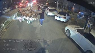 三轮车撞上护栏 路人纷纷上前帮忙 众人齐心救援